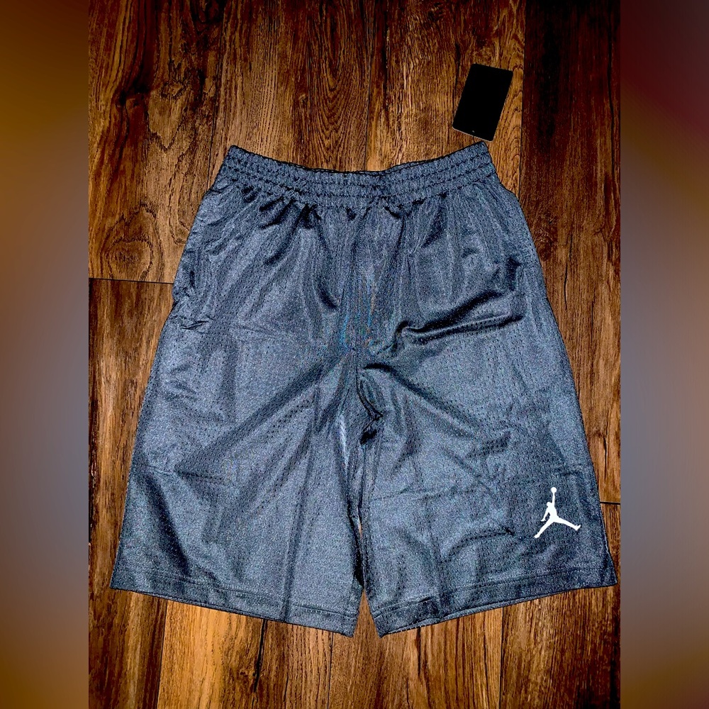 NWT YOUTH BOY SIZE XL JORDAN BASKETBALL SHORTS.